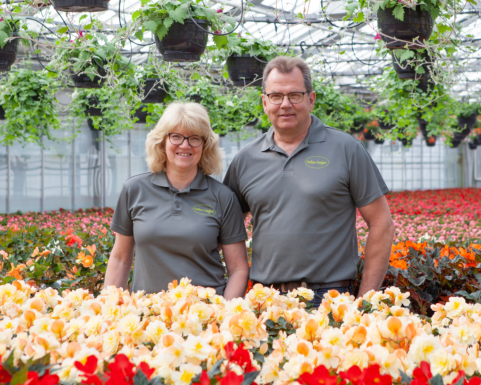Odlarna Marie och Erik i blomsterodlingen